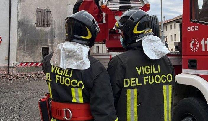 Fumo nero da un camino a San Lorenzo Isontino, scatta l'allarme